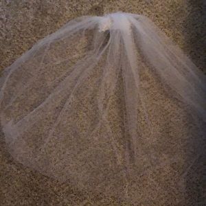 Simple two tiered elbow length detachable veil